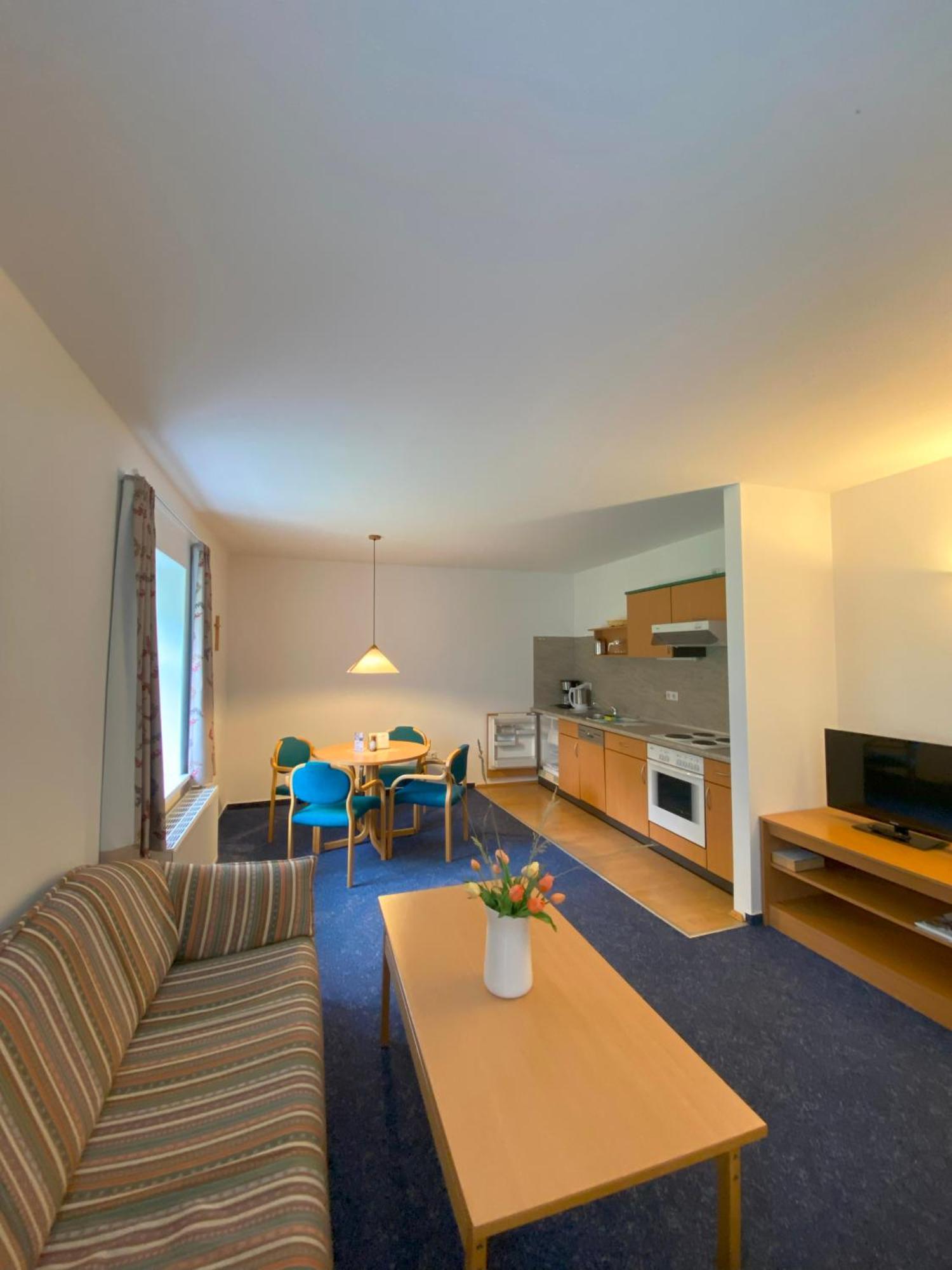 Bildungsgut Schmochtitz Hotel Exterior photo